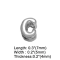 Dettaglio charm lettera C in argento con dimensioni per creazione di gioielli DIY - Lettera C