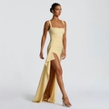 Dettaglio di un abito da sera giallo con scollo a cuore e spacco alto con drappeggio elegante - S / Giallo