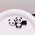 Detalle de pinzas para el cabello de panda en un plato blanco con base de tela negra - Clip de Pico de Pato Panda Tímido