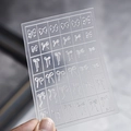Detail van transparante nagelsticker met witte strikjes en model F-1 productcode - Strik Stijl (F-1)