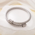 Bracciale rigido in acciaio inox argentato a fune intrecciata con tappi cilindrici - Argento