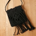 Handgefertigte schwarze Macramé-Umhängetasche mit langen Fransen und Boho-Geometrie-Muster - Schwarz