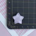Vista macro dell'accessorio a stella in resina glitter lavanda da 2,3 cm con righello - Stella Viola Glitterata
