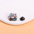 Pin's ambulance en émail avec texte Wee Woo et croix rouge sur support de présentation - Ambulance
