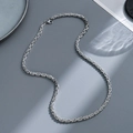Primer plano de una cadena bizantina de plata de 6 mm con textura de metal tejido - 6mm*55cm / Color Acero