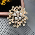 Élégante broche fleur dorée avec perles blanches et strass scintillants pour femme - BZ036 Bouquet Rond Flocon de Neige