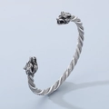 Bracciale a cavo intrecciato in acciaio argento con doppie teste di lupo polsino aperto - Stile Testa di Lupo (KB152065-KJX)