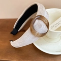 Dettaglio cerchietto in tessuto beige strutturato con anello in resina marrone - Marrone chiaro