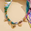 Halskette im Ethno-Stil mit goldenen Herzanhängern und buntem Seidenband mit Blumendruck - Nr.8 Halskette-Grün