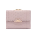 Dettaglio del portafoglio in pelle PU rosa con cuciture a V e chiusura con fibbia in metallo dorato - Rosa