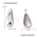 Dettaglio orecchini a goccia in acciaio al titanio argento con misure di 2,7 cm - Argento