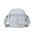 Bolso bandolera de nailon azul claro con correa ajustable y placa metálica decorativa - 16*7*19cm / Azul glaciar