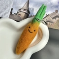 Handmade orange wool felt carrot keychain with smiling face on white heart plate - Carrot Single