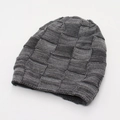 Berretto in maglia grigio scuro con motivo a griglia testurizzato per il calore invernale - Taglia unica / Grigio