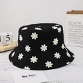 Dettaglio di cappello alla pescatora in cotone nero con stampa di margherite bianche - M (56-58cm) / Nero