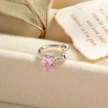 Elegante polsino per orecchio in argento con zircone a cuore rosa su sfondo beige - Rosa (Pezzo Singolo)