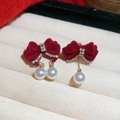 Detail von roten Samt-Schleifenohrringen mit Strasssteinen und weißen Perlenanhängern - Rote Samtschleife Strass künstliche Perlenohrringe (29# Silber Ohrringpfosten - Rot)