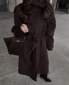 Vue extérieure d'un long manteau en laine marron foncé croisé avec sac à main assorti - S / café