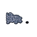 Emaille-Anstecknadel mit dem Schriftzug 'believe in yourself' auf dunkelblauem Grund - believe IN YOURSELF