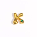 Vue détaillée du pendentif lettre K dorée avec une pierre précieuse verte en cœur - Lettre K / Or / Gemme Coeur Vert