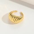 Verstelbare gouden croissant ring met geribbelde textuur en hoge metaalglans - Croissant Stijl