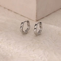 Pendientes de aro plateados minimalistas con elegante diseño de borde ondulado para mujer - Borde de Pétalo Ondulado Plateado