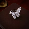 Vue macro de la bague papillon en zircon argenté sur boîte en cuir, taille réglable - Ouvert Réglable / Style Papillon Zircon Argent