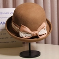 Elegante sombrero cloché de lana marrón para mujer con lazo y detalles de perlas - M (56-58cm) / Camel Oscuro
