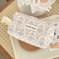 Detailansicht einer gesteppten Baumwoll-Kosmetiktasche mit Blumenmuster auf einem Tablett - Handgelenktasche (Klein) / Traumhafter Blumenstrauß