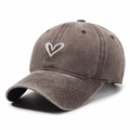 Casquette de baseball marron vintage délavé avec broderie cœur blanc élégante - café