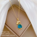 Detalle del colgante de pato dorado con cristal de corazón azul y diamantes finos - Estilo de Personaje de Corazón (F511)