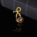 Detalle del broche de estetoscopio amarillo con baño de oro sobre base negra reflectante - Amarillo