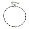 Dettaglio macro del bracciale croce in acciaio inossidabile argento con perline nere - Nero