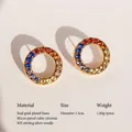 Orecchini a cerchio in zirconia arcobaleno in ottone dorato con perni in argento 925 - Stile Rotondo (190)