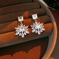 Elegantes pendientes de copo de nieve en plata bañada en oro de 14k con circonita - Plateado