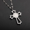 Collana con ciondolo a croce cava d'argento con rilievo di moneta Elizabeth II e catena a O - Croce di Moneta con Ritratto / Argento