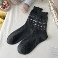 Dunkelgraue Wollmischsocken mit Fair Isle Herz und Schleife in gemütlichem Wohnambiente - Einheitsgröße / Dunkelgraue Schleife