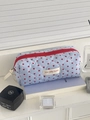 Détail d'une trousse de maquillage matelassée bleue avec cœurs rouges et fermeture éclair - Cœur Bleu Clair - Petite Pochette Octogonale