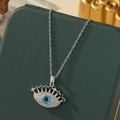 Collier mauvais œil turc en argent avec pierres colorées sur un fond sombre élégant - A22-argent