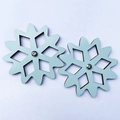 Zwei hellblaue Holz-Schneeflocken für Busy Board DIY Zubehör mit silbernen Schrauben - Blaues Schneeflocke Zahnrad