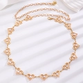 Detail van gouden hartvormige metalen tailleketting met witte parels en een karabijnsluiting - Hol Hart Ingelegd Met Kunstmatige Parel Stijl (KC Goud DZ-615)