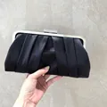 Elegante pochette da sera in raso nero a pieghe con chiusura in strass luccicanti tenuta in mano - Stile in raso arricciato / Nero