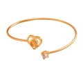 Macro-opname van de projectie-steen en zirkoon op de roségouden open hart-armband - KC Goud Hart Projectie Armband