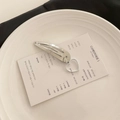 Fermaglio per capelli in metallo argento con ciondolo a cuore su sfondo neutro - 3 Cuore Vuoto (Singolo)