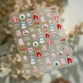 Détail macro de stickers ongles 3D de Noël avec maisons enneigées et bonhommes de neige - Style Cabane de Noël (M-1274)