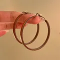 Detailaufnahme handgehaltener mattbrauner runder Creolen-Ohrringe mit Metalltextur - 1# 925 Sterling Silber Ohrstecker - Kaffee - Rund