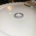 Macro detail van zilveren vintage ring met sprankelende micropave diamanten op wit oppervlak - 54# Ring-Zilver