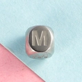 Perle carrée en acier inoxydable avec gravure lettre M et finition argentée - Lettre M