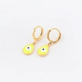 Gouden druppeloorbellen met geel en wit emaille Evil Eye bedeltjes op witte achtergrond - Waterdruppel Stijl / Geel