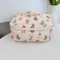 Vista superior del neceser acolchado beige con estampado de oso y asa de transporte - Muñeca Beige